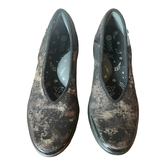 Bzees Willow Slip On Womens Mid Heel Pumps Comfort Black Gold Wedge Size 8 - Picture 2 of 14